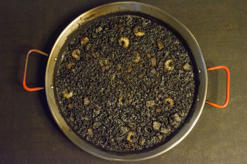 Paella de arroz negro con gambas y sepia del Restaurante Segle XXI de Llíria