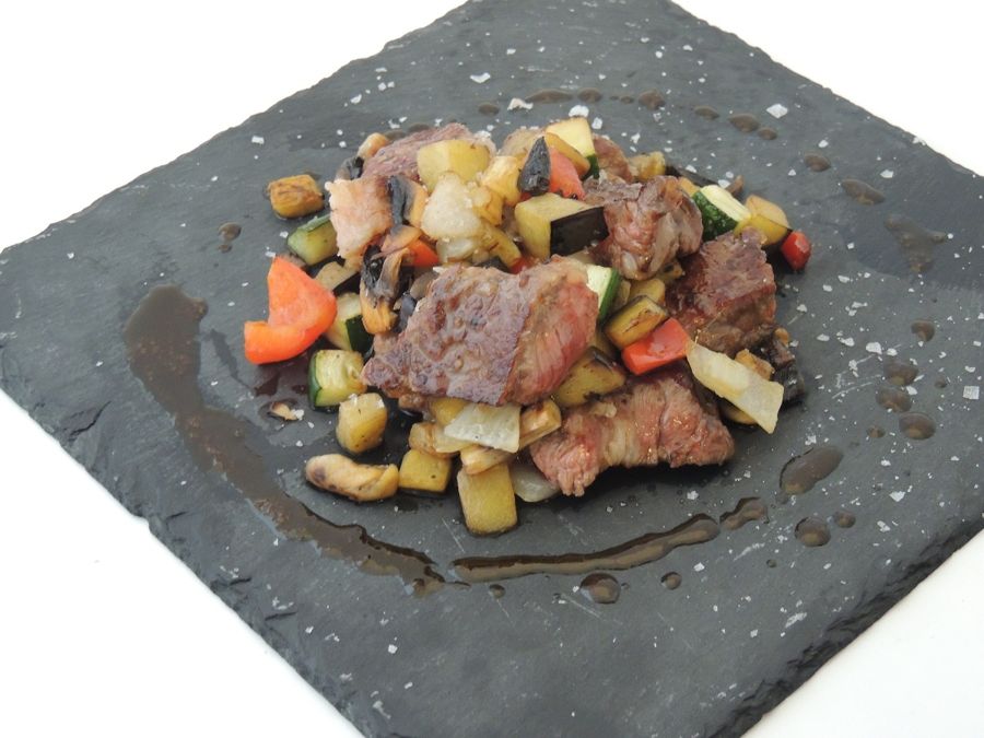 Entrecot de ternera con verduras salteadas